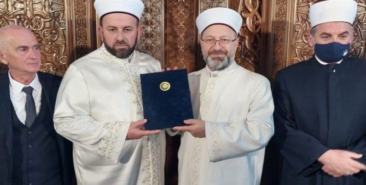 Diyanet İşleri Başkanı Erbaş, Karadağ İslam Birliği Başkanı Rıfat Feyziç’e Menşur verdi