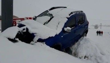 Kar yağışı ve buzlanma kazayı beraberinde getirdi, o anlar kameraya yansıdı