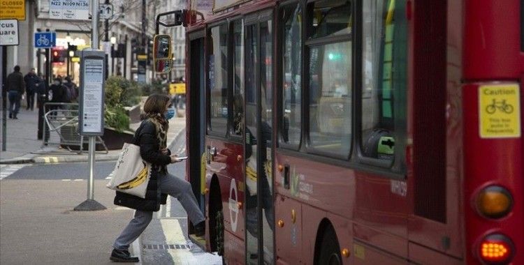 Birçok ülke azalan vakalar ve yüksek aşılama oranı sayesinde Kovid-19 tedbirlerini kaldırıyor