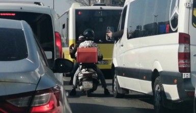 Akan trafikte motosikleti halatla çekti