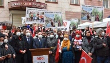 Evlat nöbetindeki aileler, 'şehitler ölmez, vatan bölünmez' sloganları ile yürüdü