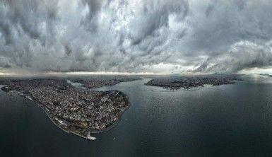 İstanbul'u kara bulutlar kapladı