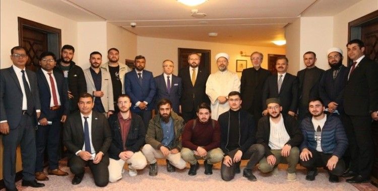 Diyanet İşleri Başkanı Erbaş Pakistan'da mezunlar ve Türk öğrencilerle buluştu