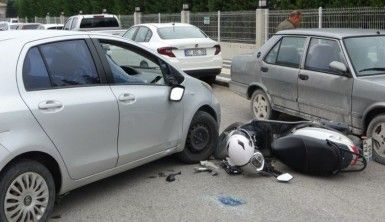 Motosiklet sürücüsünü kazada taktığı kask kurtardı