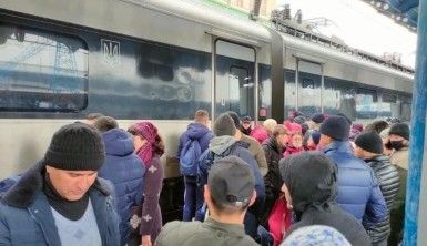 Kiev'i terk etmek isteyen halk tren istasyonlarında izdihama neden oldu