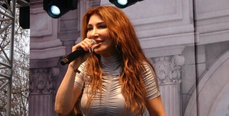 Hande Yener, sevenlerini mini konserle coşturdu