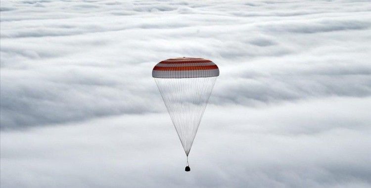 Uzayda yaklaşık bir yıl kalan ABD'li astronot, Rus uzay aracıyla dünyaya döndü