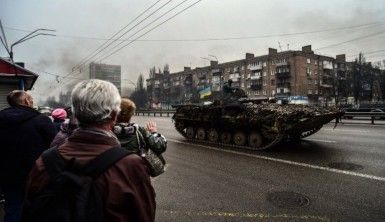 Ukrayna'da halk cepheden dönen tankları sevgiyle karşıladı