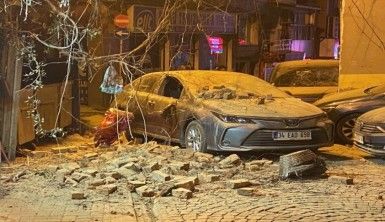 Binanın çatısı yoldan geçen otomobilin üzerine düştü