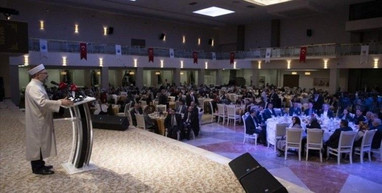 Diyanet İşleri Başkanı Erbaş, 15 Temmuz şehitlerinin aileleriyle iftarda bir araya geldi