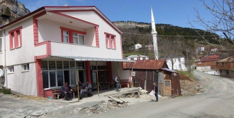 Yaklaşık 500 kişinin yaşadığı mahalle santim santim kayıyor