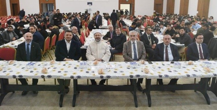 Diyanet İşleri Başkanı Erbaş, gençlerle iftarda buluştu