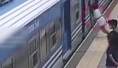 Trenin geçtiği sırada raylara düşen kadının inanılmaz kurtuluşu
