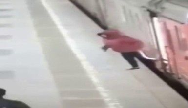 Moskova'da ayağı metronun kapısına sıkışan yolcu yerde sürüklendi