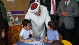 Diyanet İşleri Başkanı Erbaş, Fransa’da 4-6 yaş Kur’an kursu ve hafızlık öğrencilerini ziyaret etti