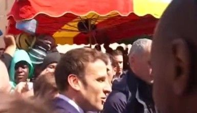 Macron'a domatesli saldırı