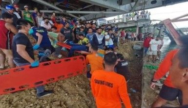 Filipinler'de nehrin üzerindeki köprü çöktü