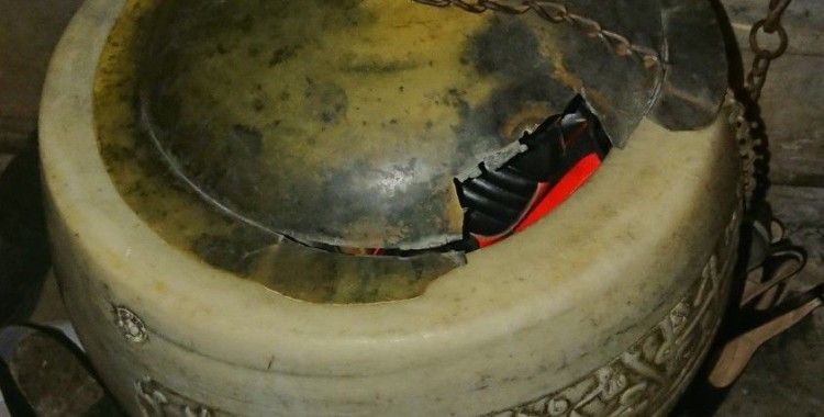 Ayasofya'da tarihi su haznesinin kapağı kırılarak, içine ayakkabı koyuldu