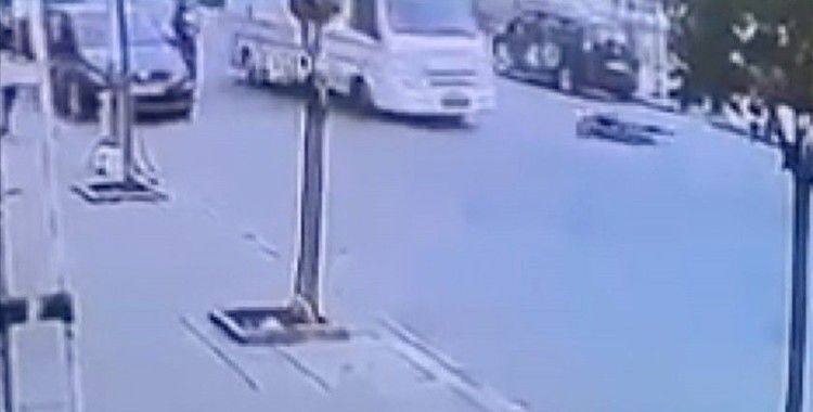 Büyükçekmece'de köpeğin saldırısından kaçan çocuğa minibüs çarptı