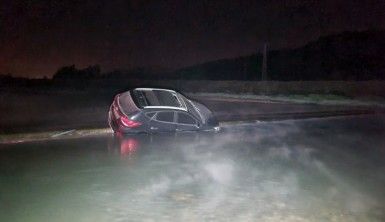 Çaydan karşıdan karşıya geçerken otomobiliyle suya sürüklendi