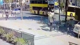 Fatih'te tramvay ile İETT otobüsün çarpıştığı kaza anı kamerada
