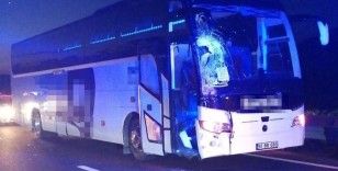 Otobüsün çarpmasıyla şarampole yuvarlanan minibüsteki 2’si çocuk 8 kişi yaralandı