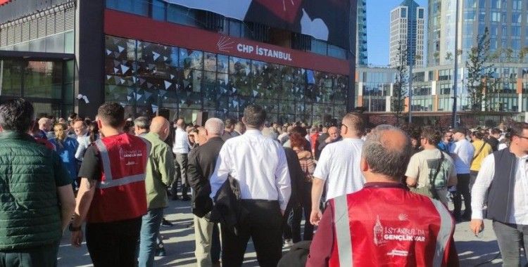 Kaftancıoğlu kararının ardından CHP'liler İstanbul İl Başkanlığı'nın önünde toplanmaya başladı