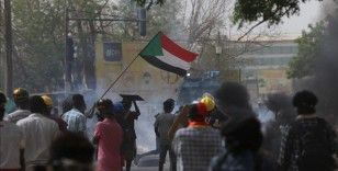 Sudan'da protestoculara karşı Cumhurbaşkanlığına giden yollar dikenli tellerle kapatıldı