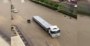 Ankara'da sağanak yağış sonrası yollar göle döndü