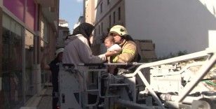 Kartal’da yangın paniği: Mahsur kalan anne ve bebeği itfaiye ekipleri kurtardı