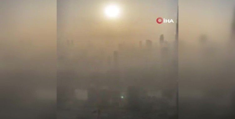 Dubai’deki Burj Khalifa kum fırtınasında gözden kayboldu