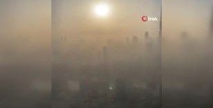 Dubai’deki Burj Khalifa kum fırtınasında gözden kayboldu