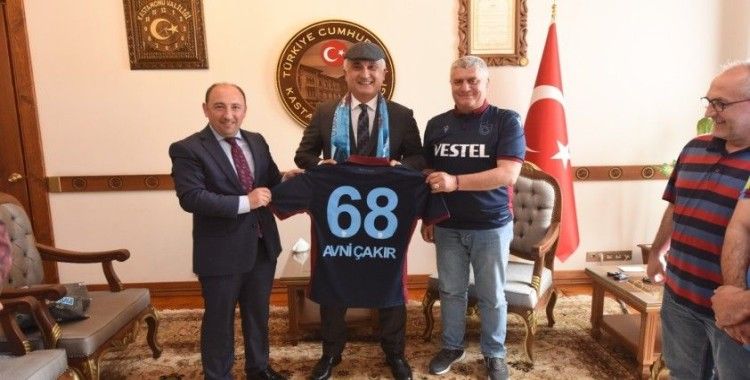 Cidelilerden Vali Çakır'a Trabzonspor forması hediye edildi