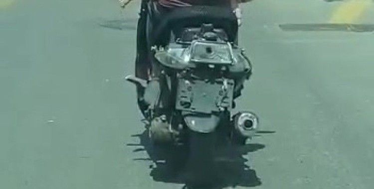 Sultanbeyli'de şoke eden görüntü: Motosiklet sürerken kucağında bebek taşıdı