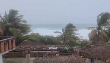 Agatha Kasırgası Meksika'da karaya vurdu
