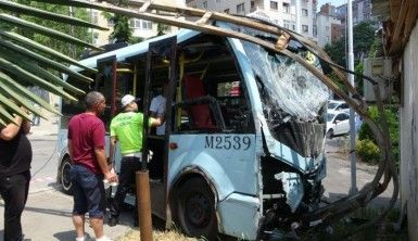 Freni patlayan minibüs elektrik direğini devirip duvara çarptı