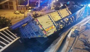 Karşı şeride geçip otomobile çarpan kamyon alt yola düştü