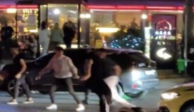 Hesap ödemeyen gençleri sokak ortasında dövdüler