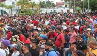Meksika'daki göçmenler ABD sınırına yürüyor
