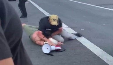 Biden'ı protesto eden kişiye polisten sert müdahale