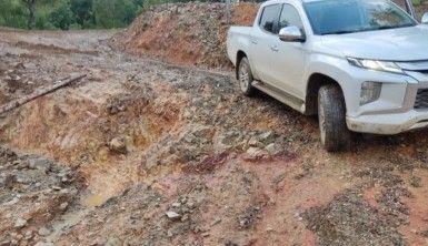 Şiddetli sağanak su taşkını ve heyelana sebep oldu, 1 araç sulara kapıldı