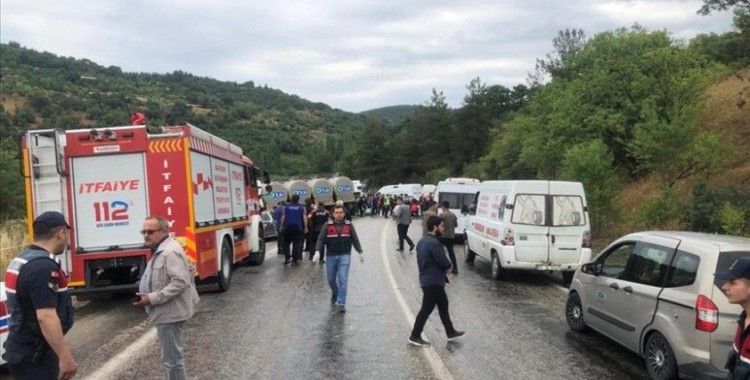 Balıkesir'de minibüs ile kamyon çarpıştı, 6 kişi hayatını kaybetti, 12 kişi yaralandı