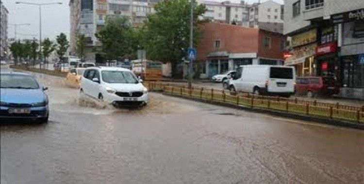 Erzurum'da sağanak nedeniyle vatandaş ve sürücüler zor anlar yaşadı