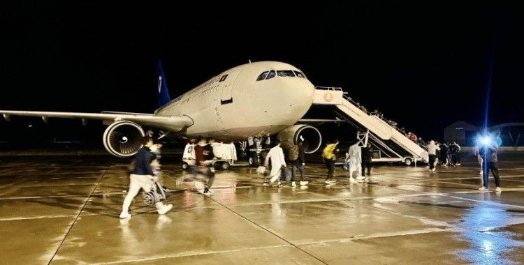Sınır dışı edilen 227 Afgan göçmen uçakla ülkelerine gönderildi