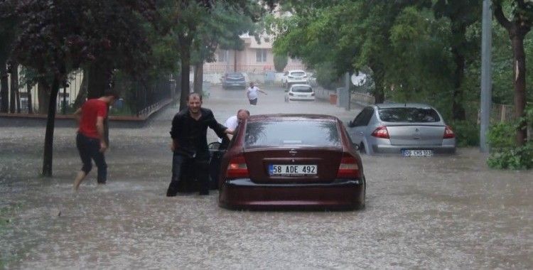 Sivas’ta şiddetli yağış hayatı felç etti, bazı ev ve iş yerlerini su bastı