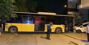 Ehliyetsiz görevli yıkamak için aldığı İETT otobüsüyle sokağa daldı: Bir otomobil hurdaya döndü