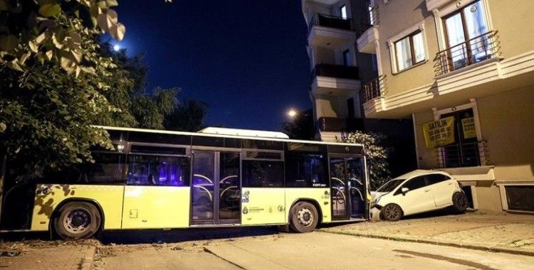 Sancaktepe’de yıkamaya götürülen İETT otobüsü kontrolden çıkarak otomobile çarptı