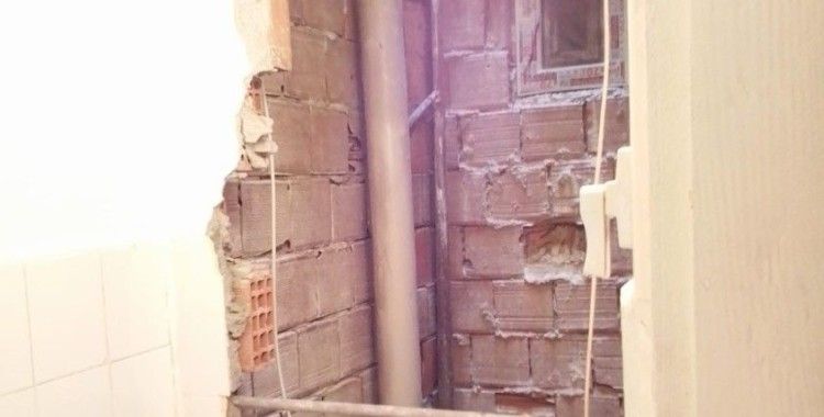 Apartman boşluğuna düşen genci tuvalet duvarını kırıp kurtardılar
