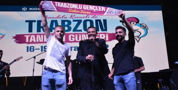 Rafet El Roman, Trabzonspor için bestelediği şarkıyı ilk kez konserinde söyledi