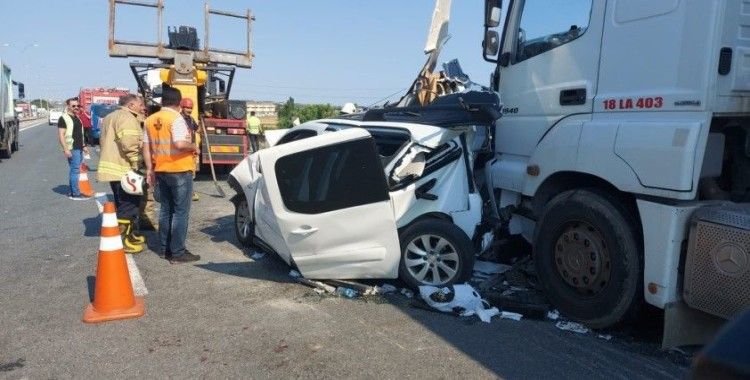İki tırın arasında kalan otomobildeki 5 kişi yaralandı